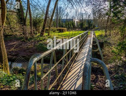 Pont au-dessus de la rivière Arrow par Ipsley Mill Pond à Redditch, Worcestershire. Banque D'Images