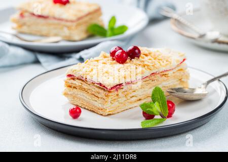 Deux morceaux de gâteau Napoléon sur une assiette blanche. Cuisine russe, gâteau multi-couches avec crème pâtissière, vue rapprochée. Banque D'Images