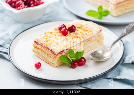 Deux morceaux de gâteau Napoléon sur une assiette blanche. Cuisine russe, gâteau multi-couches avec crème pâtissière, vue rapprochée. Banque D'Images