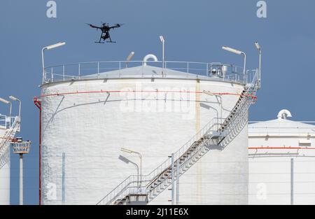 Un drone survolant des réservoirs de stockage de carburant et de gaz dans une raffinerie. Attaque de drone, carburant, prix du gaz, Banque D'Images