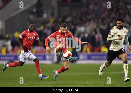 NOTTINGHAM, Royaume-Uni Philip Zinkernagel de Nottingham Forest contrôle le ballon tandis que Joe Gomez de Liverpool cherche à faire un défi pendant le match de la FA Cup entre Nottingham Forest et Liverpool au City Ground, Nottingham, le dimanche 20th mars 2022. (Credit: Jon Hobley | MI News) Credit: MI News & Sport /Alay Live News Banque D'Images