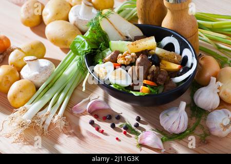 Salade saine avec coeurs de poulet servis dans une casserole Banque D'Images