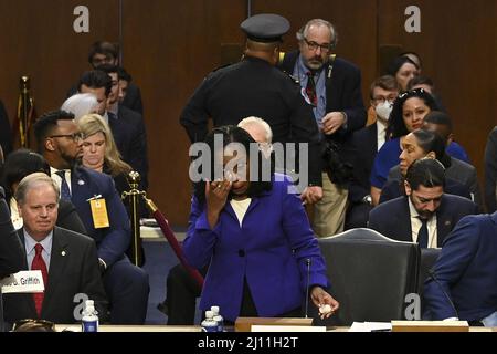 Washington, États-Unis. 21st mars 2022. La candidate à la Cour suprême, Ketanji Brown Jackson, se fait un compte-rendu après avoir prêté serment lors de son audience de confirmation judiciaire au Sénat à Capitol Hill à Washington DC, le lundi 21 mars 2022. Jackson a été nommé par le président Joe Biden pour occuper le siège du juge Stephen Breyer de la Cour suprême lorsqu'il prend sa retraite cet été. Photo de piscine par Mandel Ngan/UPI crédit: UPI/Alay Live News Banque D'Images