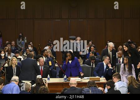 Washington, États-Unis. 21st mars 2022. La candidate à la Cour suprême, Ketanji Brown Jackson, se fait un compte-rendu après avoir prêté serment lors de son audience de confirmation judiciaire au Sénat à Capitol Hill à Washington DC, le lundi 21 mars 2022. Jackson a été nommé par le président Joe Biden pour occuper le siège du juge Stephen Breyer de la Cour suprême lorsqu'il prend sa retraite cet été. Photo de piscine par Mandel Ngan/UPI crédit: UPI/Alay Live News Banque D'Images