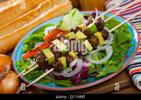 Brochettes de cœurs de poulet avec avocat Banque D'Images