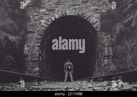 flânez dans la solitude devant le tunnel de chemin de fer abandonné et effrayant Banque D'Images