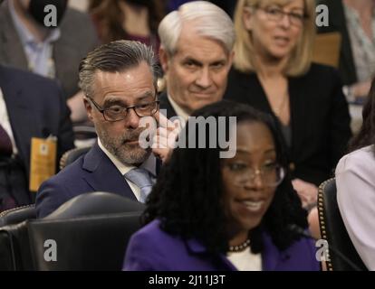 Washington, États-Unis. 21st mars 2022. Le mari Patrick Jackson se prépare à témoigner lors d'une audience de confirmation de la Commission judiciaire du Sénat à Capitol Hill à Washington, le lundi 21 mars 2022. Ketanji Brown Jackson a été nommé par le président Joe Biden pour occuper le siège du juge Stephen Breyer de la Cour suprême lorsqu'il prend sa retraite cet été. Photo de Bonnie Cash/UPI Credit: UPI/Alay Live News Banque D'Images