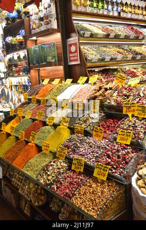 Dans le Misir Carsisi construit au XVIIe siècle, les habitants et les touristes de divers pays du monde font du shopping.Section Spice, Istanbul Turquie, Banque D'Images