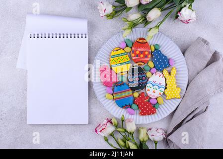 Biscuits de Pâques en forme d'œufs et de lapin Banque D'Images