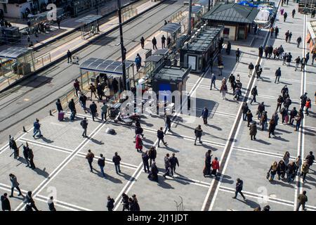 21 mars 2022 : vue panoramique de la place Beyazit surpeuplée le 23 mars 2022. La place Beyazit est une place dans le quartier de Fatih, située dans la partie européenne d'Istanbul, en Turquie. Il est officiellement appelé la place de la liberté, mais est connu comme la place Beyazit après la mosquée Bayezid II d'un côté. La place est l'ancien site du Forum de Théodosius construit par Constantine le Grand. (Image de crédit : © Tolga Ildun/ZUMA Press Wire) Banque D'Images