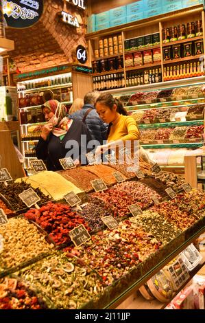 Dans le Misir Carsisi construit au XVIIe siècle, les habitants et les touristes de divers pays du monde font du shopping.Section Spice, Istanbul Turquie, Banque D'Images