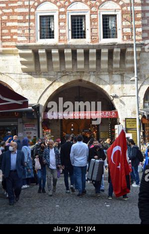 Dans le Misir Carsisi construit au 17th siècle, les locaux et les touristes de divers pays du monde sont la porte d'entrée de shopping. Istanbul Turquie, n Banque D'Images