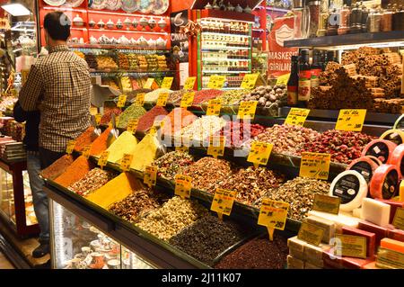 Dans le Misir Carsisi construit au XVIIe siècle, les habitants et les touristes de divers pays du monde font du shopping.Section Spice, Istanbul Turquie, Banque D'Images