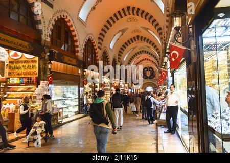 Dans le Misir Carsisi construit au 17th siècle, les habitants et les touristes de divers pays du monde font du shopping. Istanbul Turquie, novembre 06 202 Banque D'Images