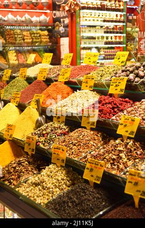 Dans le Misir Carsisi construit au XVIIe siècle, les habitants et les touristes de divers pays du monde font du shopping.Section Spice, Istanbul Turquie, Banque D'Images