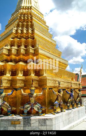 Temple d'or avec gardiens de mosaïque au Grand Palais, Temple du Bouddha d'Émeraude, Wat Phra Kaew. Bangkok, Thaïlande Banque D'Images