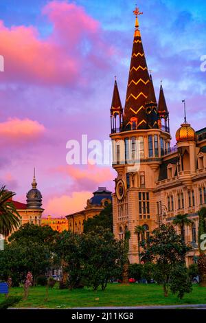 Batumi, Géorgie - 21 mars 2022 : coucher de soleil rose dans la ville Banque D'Images