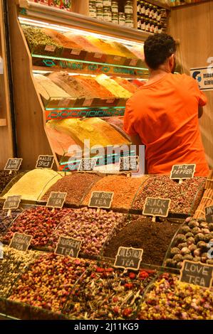 Dans le Misir Carsisi construit au XVIIe siècle, les habitants et les touristes de divers pays du monde font du shopping.Section Spice, Istanbul Turquie, Banque D'Images