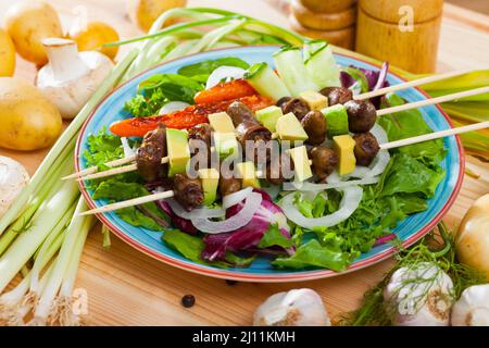 Brochettes de cœurs de poulet avec avocat Banque D'Images