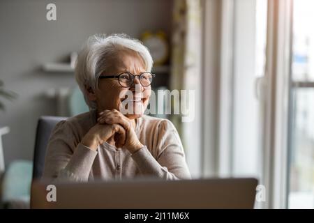 Portrait of smiling senior woman at home Banque D'Images