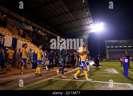 Luke Chambers (à droite) de Colchester United et ses coéquipiers se promènent pour le match Sky Bet League Two au stade JobServe Community Stadium, à Colchester. Date de la photo: Lundi 21 mars 2022. Banque D'Images