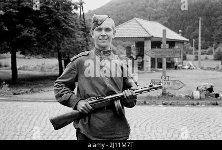 Soldat russe garde debout avec PPSh-41 canon de sous-machine Banque D'Images