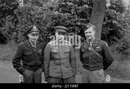 La guerre mondiale 2 scène des officiers de l'armée de l'air américaine avec le général russe Banque D'Images