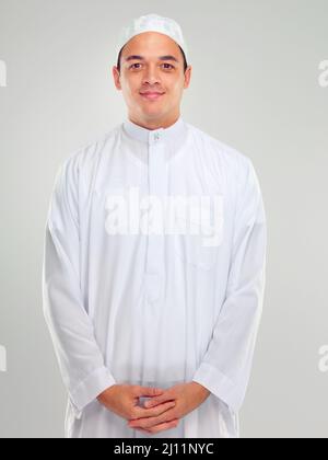 La tradition est importante pour moi. Studio portrait d'un jeune arabe. Banque D'Images