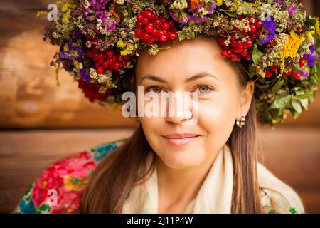 Jeune femme ukrainienne avec une couronne d'herbes sèches sur sa tête Banque D'Images