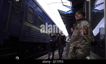 KIEV, UKRAINE 07 mars. Une femme dit Au revoir à ses proches à bord d'un train à destination de Lviv à la gare centrale, alors que l'invasion de l'Ukraine par la Russie se poursuit le 07 mars 2022 à Kiev, en Ukraine. La Russie a commencé une invasion militaire de l'Ukraine après que le Parlement russe ait approuvé des traités avec deux régions sécessionnistes de l'est de l'Ukraine. C'est le plus grand conflit militaire en Europe depuis la Seconde Guerre mondiale Banque D'Images