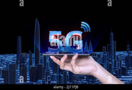 Smartphone avec une icône 5G 3D sur l'arrière-plan de la ville de kuala Lumpur. Le concept de réseau 5G, Internet mobile haut débit. Banque D'Images