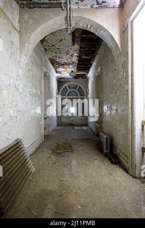 Couloir à l'intérieur d'un asile abandonné. Banque D'Images