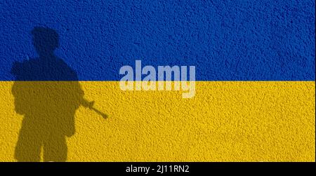 Guerre entre la Russie et l'Ukraine, drapeau et soldat de l'Ukraine - photo de stock Banque D'Images