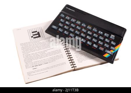 Sinclair ZX Spectrum + Manuals - 23rd avril 2022 est le 40th anniversaire de la sortie de Sir Clive Sinclair, le marché de masse 3rd ordinateur à la maison bon marché. Banque D'Images