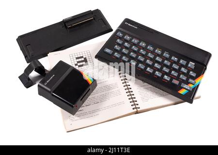 Sinclair ZX Spectrum + Manuals + Microdrives - 23rd avril 2022 est le 40th anniversaire de la sortie de Sir Clive Sinclair Computer Banque D'Images