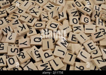 pile de tuiles en bois avec lettres et caractères latins Banque D'Images