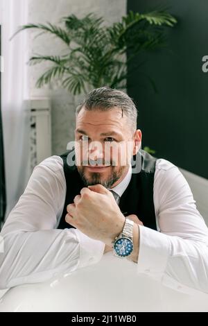 beau mûr courageux et élégant homme d'affaires écossais dans le kilt et le costume dans la salle de bains. Style, travail à la maison, mode, style de vie, culture, ethnique Banque D'Images