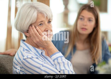 fille adulte aimante parlant à une vieille mère triste Banque D'Images