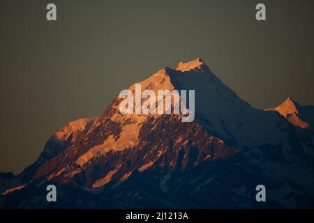 Alpenglow sur Aoraki Mount Cook, Mackenzie Country, South Canterbury, île du Sud, Nouvelle-Zélande Banque D'Images