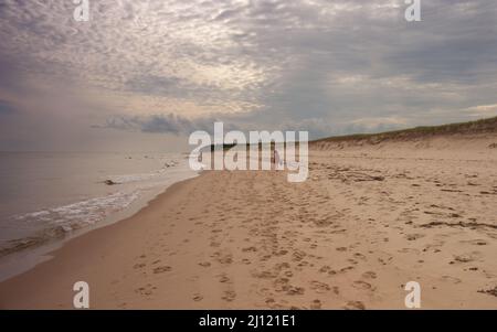 Une femme marche le long de la plage à Singing Sands, parc provincial Basin Head, Basin Head, Île-du-Prince-Édouard Banque D'Images