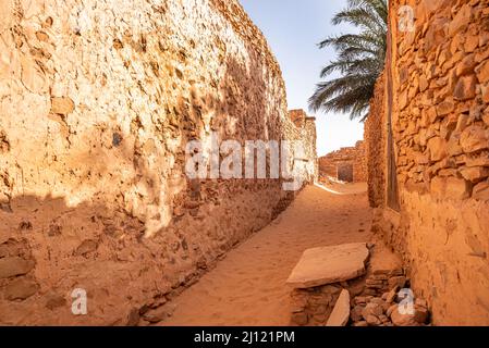 Rues étroites et sablonneuses traditionnelles de la vieille ville, Chinguetti, Mauritanie Banque D'Images