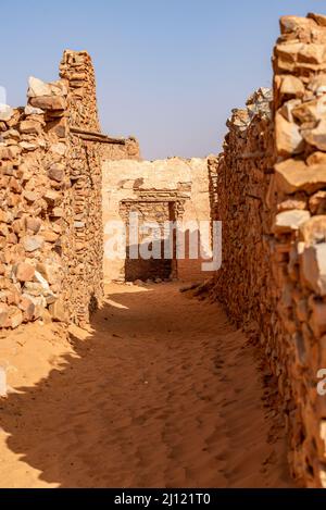 Rues étroites et sablonneuses traditionnelles de la vieille ville, Chinguetti, Mauritanie Banque D'Images