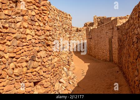 Rues étroites et sablonneuses traditionnelles de la vieille ville, Chinguetti, Mauritanie Banque D'Images