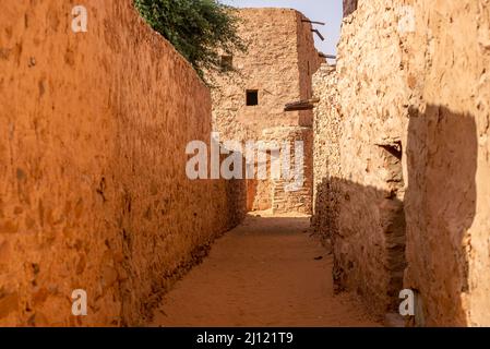 Rues étroites et sablonneuses traditionnelles de la vieille ville, Chinguetti, Mauritanie Banque D'Images