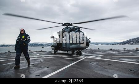 Sgt de la Royal Netherlands Air Force. Jasper facilite le décollage d'un hélicoptère AS-532U2 Cougar lors de l'exercice Cold Response 2022, le 17 mars 2022. Jasper est un technicien en aviation affecté au HNLMS Rotterdam, et l'hélicoptère est affecté au 300 e Escadron du Commandement de l'hélicoptère de défense de la Royal Netherlands Air Force. L'exercice Cold Response '22 est un exercice biennal de préparation nationale et de défense norvégien qui a lieu dans toute la Norvège, avec la participation de chacun de ses services militaires, ainsi que de 26 autres nations alliées de l'Organisation du Traité de l'Atlantique Nord et partenaires régionaux. (U. Banque D'Images