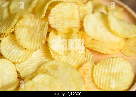 Fond texturé de chips de pomme de terre, en-cas croustillant sur plaque - vue du dessus Banque D'Images