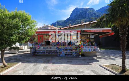 Kotor, Monténégro - 15 juillet 2021 : kiosque à journaux avec presse et produits du tabac à Kotor Banque D'Images