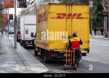 La société allemande de courrier express DHL Courier prépare des colis à l'intérieur du camion de livraison stationné dans la rue en Espagne. Banque D'Images