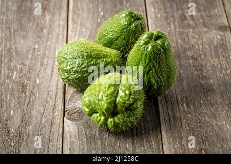 Chayote sur fond de bois Banque D'Images