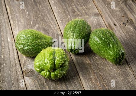 Chayote sur fond de bois Banque D'Images